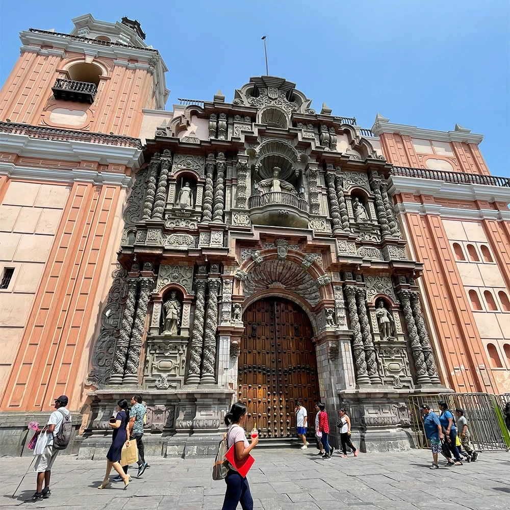 Lima Historic Center & San Francisco Catacombs Tour from Lima Airport